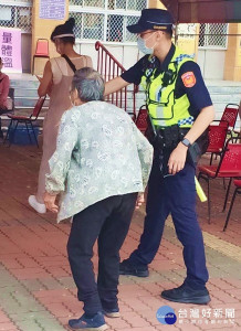 北港警分局派遣警力到4處注射站，執行秩序維護、交通疏導等任務，確保長者們在不受干擾的環境中能安心完成疫苗接種。