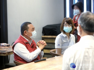 市長侯友宜20日上午前往三重捷絲旅慰問醫護人員