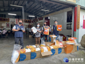 旅北企業家許先生在嘉義縣議員陳信文協助下捐贈防護衣及口罩，守護警消人員防疫勤務安全／陳致愷翻攝