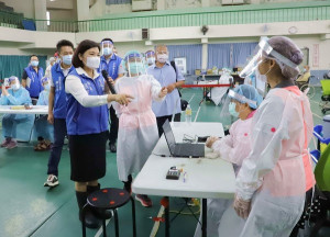 縣長張麗善巡視80歲以上長者疫苗快打站，叮嚀長輩回家多喝水，若有不適立刻撥打專線電話，縣府會提供相關協助。