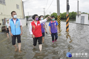 彰化縣強降雨造成大面積淹水,，王惠美視察淹水情形。圖／彰化縣政府提供