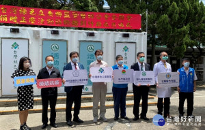 正壓活動篩檢艙為目前最高規格等級的篩檢利器，實為保障新竹縣全體縣民健康的一大福音。（右起：新竹縣衛生局局長殷東成、北榮新竹分院院長彭家勛、彰化基督教醫院院長陳穆寬、新竹縣縣長楊文科、台灣綠色立委聯盟理事長蘇嘉全、醫師公會全聯會理事長暨立法委員邱泰源、台北101董事長張學舜）圖／彰基醫院提供
