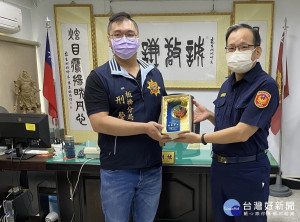 板橋警分局偵查隊偵查佐林淵照榮獲模範警察，警局督察長張國雄代表局長黃宗仁頒發獎座表揚