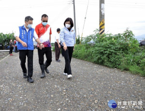 張麗善縣長勘查莿桐農地重劃區，決定投入上千萬元經費改善10處農路，維護農民安全也提供鄉親平坦的農產品運輸道路。
