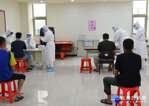 為防堵疫情擴散，雲林縣政府委託基督教醫院針對批發市場、集貨場人員及往返北農果菜市場高風險族群進行快篩作業。
