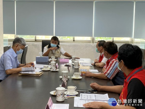 輔導會李副主委(左2)率服務照顧處副處長呂德義(左1)視導新北市榮民服務處聽取林火土處長(右3)說明防疫工作整備及執行情形