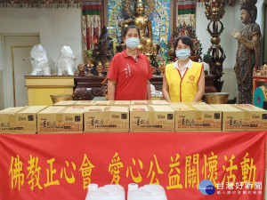 世界佛教正心會公益關懷攜手鄰里齊防疫，致贈酒精給板橋里長