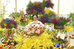 縣長王惠美在彰化縣地方稅務局。圖/彰化縣政府提供