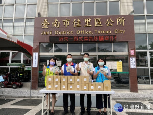 市議員方一峰媒合社會力量，提供地方公所防護口罩及防護衣。
