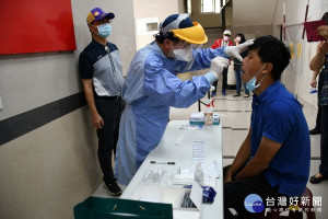 招商防疫並重_彰化市BOT招商綜合評審會前先進行快篩。圖彰化市公所提供