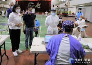 雲縣第三波長者疫苗施打在20鄉鎮市同步進行，縣長張麗善前往視察，提醒長輩多喝水、多休息，亦感謝相關人員協助配合。