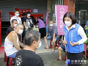 雲林縣政府社會處與衛生局聯手協助街友接種疫苗，張麗善縣長到場關懷並提醒多注意身體狀況