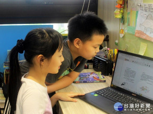 新北市立圖書館特別推出線上陪讀閱讀營活動，陪讀餐券同時宅配到家，讓弱勢學童可以快樂安全學習