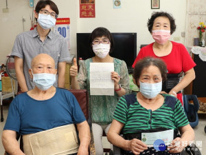 李左任阿公和盧月娥阿嬤捐出100萬元積蓄給新北市防疫基金  社會局長張錦麗（中）專程前往致謝