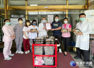 「喬木屋家廚料理」分送精緻便當給雲嘉地區教養院及醫療單位，將消費者的支持轉化成對弱勢的關愛，並為第一線防疫人員加油打氣。