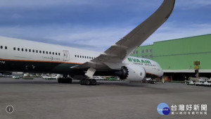 長榮客機載41萬劑自購莫德納疫苗抵桃園機場