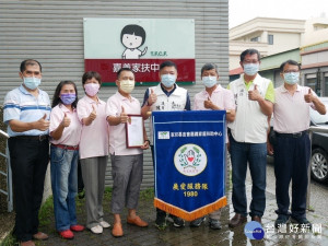 家扶展愛服務隊隊長謝茗淀(左四)與嘉義市議員陳家平(右四)、傅大偉(右二)共同募資20萬元捐給家扶中心/陳致愷翻攝