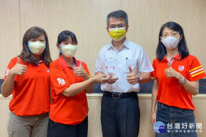 動保處長吳名彬展示得獎獎牌。
