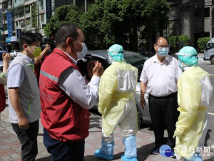 侯友宜到同仁醫院慰問快篩隊，對於張院長在第一時間便協助組成快篩隊特別感謝