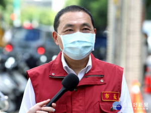 侯友宜說，新北市這次疫苗接種採取兩個方式，一個是網路預約，一個是循原有的長輩不會網路，可以打電話到區政來服務協助預約，所以兩個系統是同時啟動