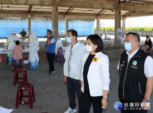 為化解民眾對於屏東確診者相關接觸外藉移工來雲林足跡恐慌，縣府於二崙鄉農會果菜市場設置快篩站，執行移工快篩作業。