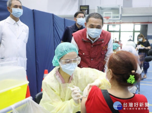 莫德納疫苗2日起開打，市長侯友宜2日前往三重碧華國中接種站關心接種情形