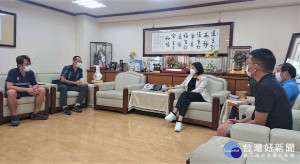 西螺東南夜市辦理三級防疫降級前微解封示範營運，縣長張麗善接受攤商代表陳情，考量民眾防疫問題，建議調整執行方式。