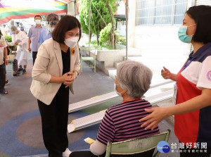 雲林縣第4波COVID-19疫苗於20鄉鎮市開打，縣長張麗善前往視察，今日接種莫德納疫苗，長者施打率相當高。