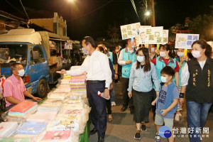 嘉義縣夜市解封有望(圖為翁章梁去年至夜市宣導防疫資料照)／陳致愷翻攝