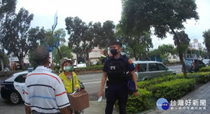 頭份迷途到竹南　熱心警護送返家