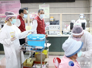侯友宜4日特地前往中和區衛生所關心接種疫苗情況