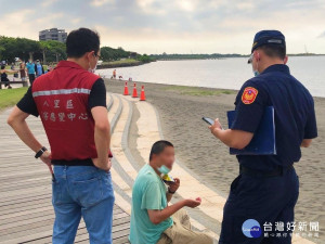 八里區長陳炳仲與蘆洲分局以及高灘處前往八里左岸進行稽查取締