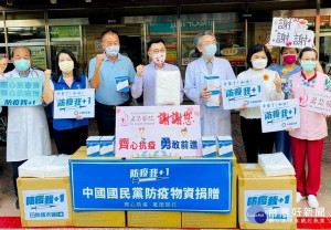 國民黨主席江啟臣代表捐贈隔離衣及防護口罩，呼籲中央與地方齊心爭取疫苗，提高民眾疫苗施打率，即可早日達到集體免疫目標。