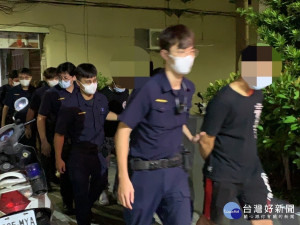 屁孩半夜騎車跑到派出所前叫囂按喇叭，結果被大批員警騎車包抄攔截，下場全都被依妨害公務罪送辦