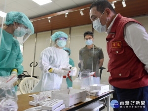 市長侯友宜5日前往樹林區保安市民活動中心篩檢站，關心了解篩檢情形