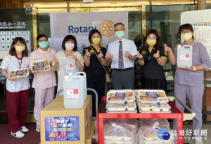 為感謝醫護人員協助第一線防疫工作，嘉義皇家扶輪社前往北港仁一醫院慰勞醫護，除捐贈防疫物資，還送上暖心料理。