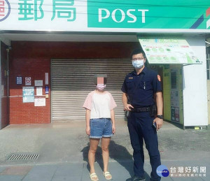 口湖所警員吳柏諺巡勤經過郵局提款機前，恰巧聽聞民眾之擴音對話，直覺是遭受詐騙，立即制止其轉帳行為，及時攔阻遭詐。