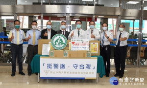 興大校友總會捐贈彰基3000個N95口罩與120罐熬米粥。（興大代表：左四－校長薛富盛、左三－理學院院長施因澤、左二－主秘林金賢、左一－校友總會秘書長楊木榮；彰基代表：右四－院長陳穆寬、右三－副院長周志中、右二－公關部主任郭芳智、右一副主任柯啟宏）圖／彰基醫院提供