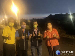 議員和三位里長利用晚上查看新裝路燈。林重鎣攝
