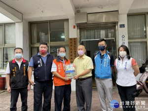 莊鎮發（ 左三）代表行善會捐白米。（國民黨縣黨部提供）