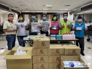 湯火聖等人送醫療物資到鄉鎮。（縣黨部提供）