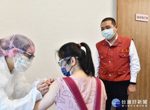 新北市長侯友宜8日到恩主公醫院關心幼兒園及課照中心教職員施打疫苗狀況