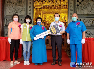 善琴慈惠堂在新北市議員周雅玲的協助下，8日捐贈救護車1輛及消毒用酒精20桶