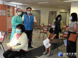 陸處長到施打站關心幼教人員。（縣府提供）