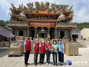 八里區五福宮長期熱心公益，助貧濟世不遺餘力，主任委員鄭戴麗香議員9日捐各式罐頭、調理包、泡麵、麵條、餅乾等民生物資，社會局副局長許秀能代表受贈