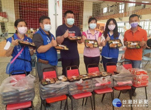 雲林縣第五波長者施打疫苗於20鄉鎮市登場，北港及水林快打站收到許多鄉親、善士及議員送上餐飲點心，為第一線的醫護加油打氣。