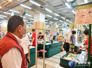 市長侯友宜今(10)日上午前往賣場「愛買南雅店」視察
