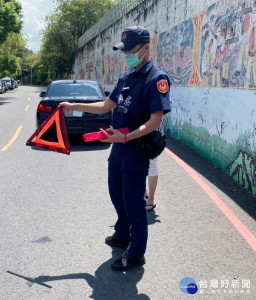 北港所警員吳宗翰、詹佳怡巡邏巧遇民眾車輛故障停於路中央，主動予以協助，女駕駛對於警方在無助時刻伸援，深表感激。
