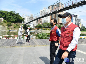 新北市長侯友宜11日到新店碧潭風景區視察