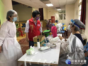 彰化縣長王惠美今日前往秀水地區關心長輩施打疫苗情形，並感謝一線醫護人員的辛苦。圖／彰化縣政府提供